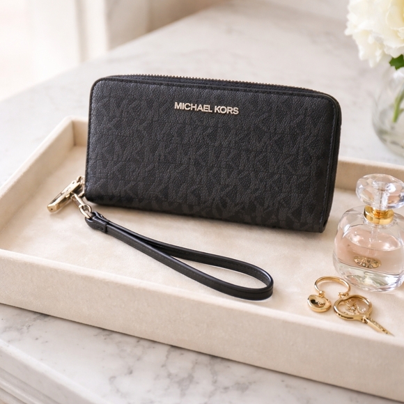 Michael Kors Black Wristlet Wallet NWOT - Picture 1 of 8